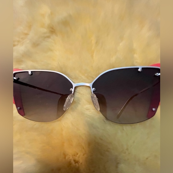 💯 Authentic Stylish Prada Sunglasses. Wore them about 3 times. - Picture 3 of 11